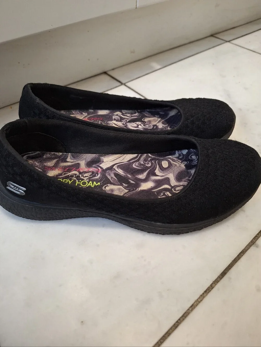 Sketchers Sz 7 Memory Foam Black Flat Slip-ons Sneakers